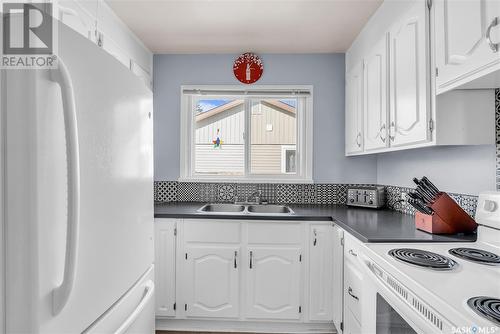 1813 Park Avenue, Saskatoon, SK - Indoor Photo Showing Kitchen With Double Sink