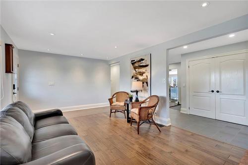 565 Second Road E, Stoney Creek, ON - Indoor Photo Showing Living Room