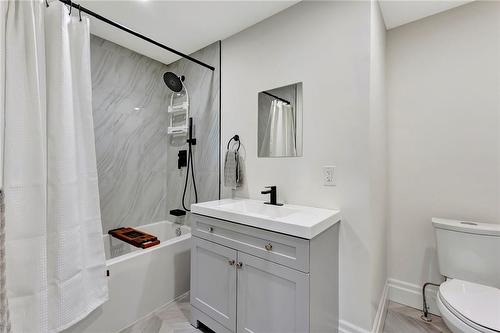 565 Second Road E, Stoney Creek, ON - Indoor Photo Showing Bathroom