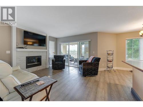 2320 Country Club Drive, Kelowna, BC - Indoor Photo Showing Living Room With Fireplace