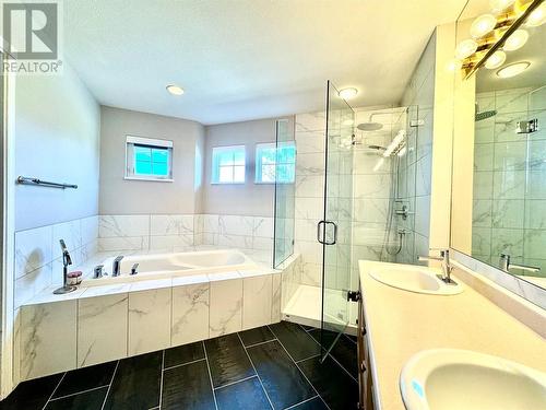 2320 Country Club Drive, Kelowna, BC - Indoor Photo Showing Bathroom