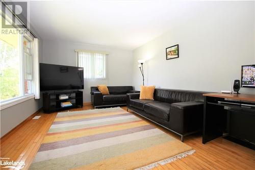 8185 Highway 522, Golden Valley, ON - Indoor Photo Showing Living Room