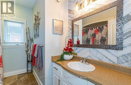 377 Darcy Dr, Strathroy-Caradoc, ON - Indoor Photo Showing Bathroom