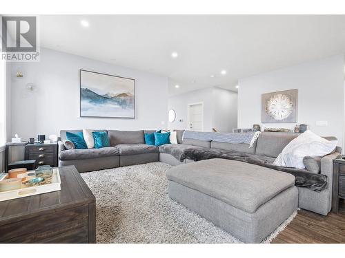 1181 17 Avenue Se, Salmon Arm, BC - Indoor Photo Showing Living Room