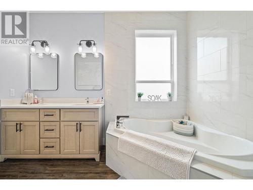 1181 17 Avenue Se, Salmon Arm, BC - Indoor Photo Showing Bathroom