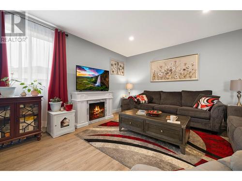 1181 17 Avenue Se, Salmon Arm, BC - Indoor Photo Showing Living Room With Fireplace