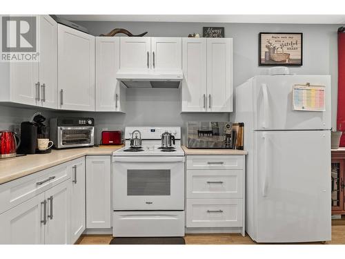 1181 17 Avenue Se, Salmon Arm, BC - Indoor Photo Showing Kitchen