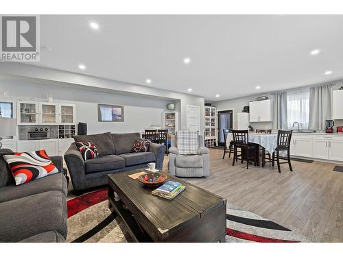 1181 17 Avenue Se, Salmon Arm, BC - Indoor Photo Showing Living Room