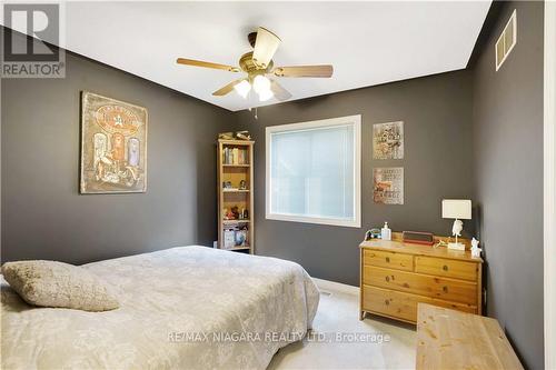 7228 Kelly Dr, Niagara Falls, ON - Indoor Photo Showing Bedroom
