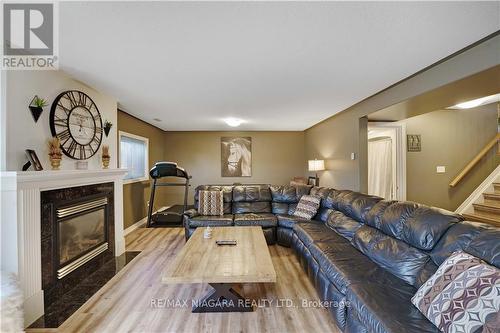 7228 Kelly Dr, Niagara Falls, ON - Indoor Photo Showing Living Room With Fireplace