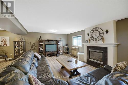 7228 Kelly Dr, Niagara Falls, ON - Indoor Photo Showing Living Room With Fireplace