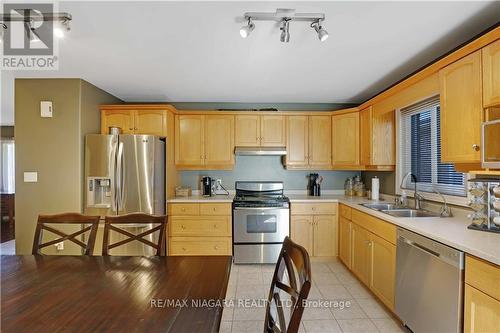 7228 Kelly Dr, Niagara Falls, ON - Indoor Photo Showing Kitchen With Double Sink