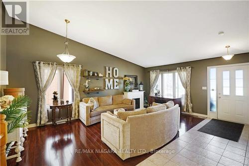 7228 Kelly Dr, Niagara Falls, ON - Indoor Photo Showing Living Room