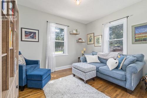 284 Maple Ave N, Halton Hills, ON - Indoor Photo Showing Living Room