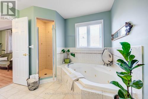 2555 Nichols Dr, Oakville, ON - Indoor Photo Showing Bathroom