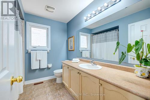 2555 Nichols Dr, Oakville, ON - Indoor Photo Showing Bathroom