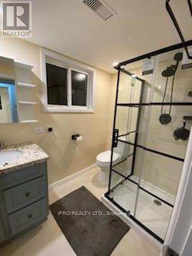 140 Cromwell Cres N, Hamilton, ON - Indoor Photo Showing Bathroom