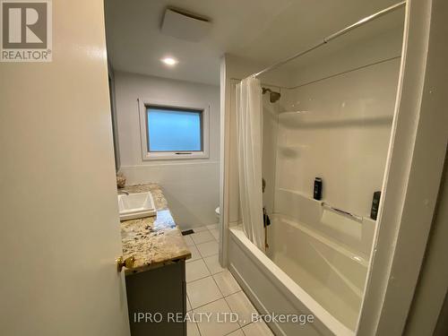 140 Cromwell Crescent N, Hamilton, ON - Indoor Photo Showing Bathroom