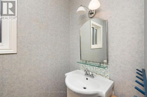 143 Glenview Dr, Mississauga, ON - Indoor Photo Showing Bathroom