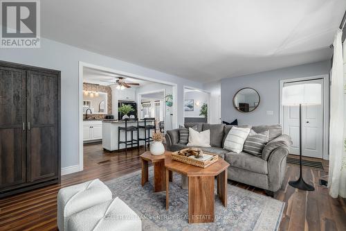 257 Riverside Parkway, Quinte West, ON - Indoor Photo Showing Living Room