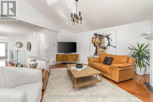 452 Foote Crescent, Cobourg, ON - Indoor Photo Showing Living Room