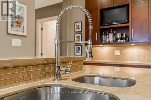 668 Brush Grve, Aurora, ON - Indoor Photo Showing Kitchen With Double Sink