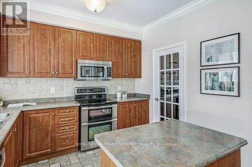 19 Cider Cres, Richmond Hill, ON - Indoor Photo Showing Kitchen With Double Sink