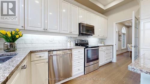 50 Valley Ridge Ave, Richmond Hill, ON - Indoor Photo Showing Kitchen With Upgraded Kitchen