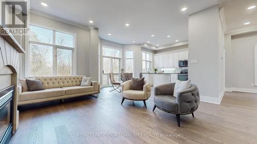50 Valley Ridge Ave, Richmond Hill, ON - Indoor Photo Showing Living Room
