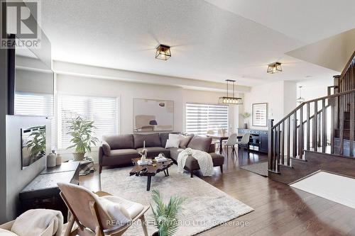 50 Tango Cres, Newmarket, ON - Indoor Photo Showing Living Room