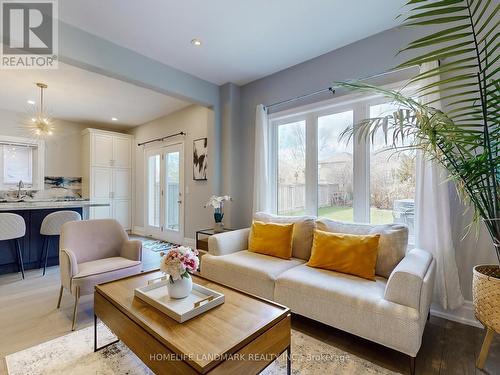 90 Eagle Peak Dr, Richmond Hill, ON - Indoor Photo Showing Living Room