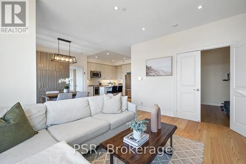 #806 -701 Sheppard Ave W, Toronto, ON - Indoor Photo Showing Living Room
