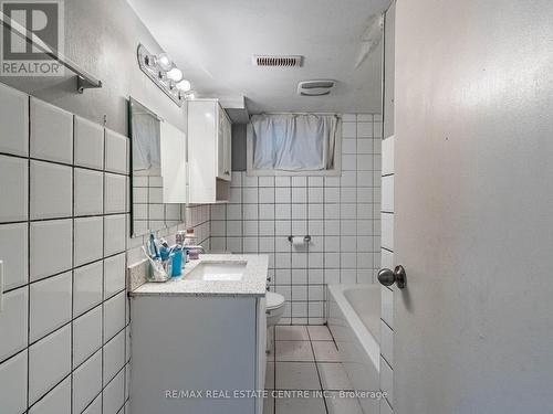 726 Brimorton Dr, Toronto, ON - Indoor Photo Showing Bathroom