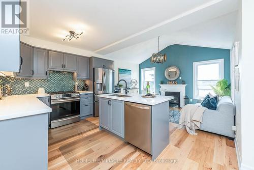 401 Jay Cres, Orangeville, ON - Indoor Photo Showing Kitchen With Upgraded Kitchen