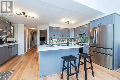 401 Jay Crescent, Orangeville, ON - Indoor Photo Showing Kitchen With Upgraded Kitchen