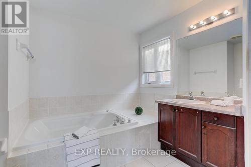 32 Idyllwood Ave, Richmond Hill, ON - Indoor Photo Showing Bathroom