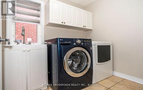 24 Cozens Dr, Richmond Hill, ON - Indoor Photo Showing Laundry Room