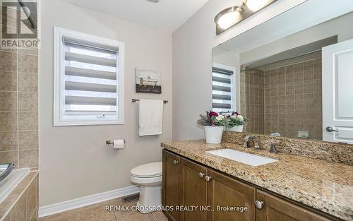 24 Cozens Dr, Richmond Hill, ON - Indoor Photo Showing Bathroom