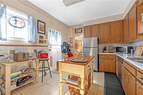 92 Chatham Street, Hamilton, ON - Indoor Photo Showing Kitchen