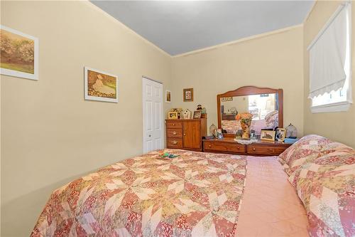 92 Chatham Street, Hamilton, ON - Indoor Photo Showing Bedroom