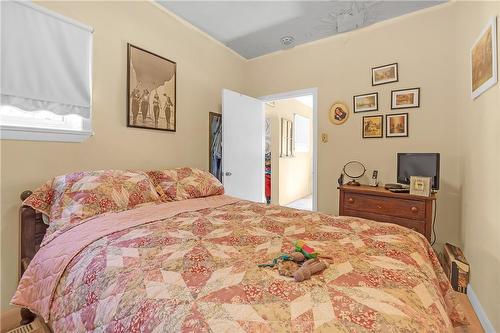 92 Chatham Street, Hamilton, ON - Indoor Photo Showing Bedroom