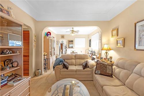 92 Chatham Street, Hamilton, ON - Indoor Photo Showing Living Room