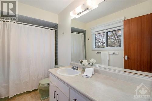 10 Selwyn Crescent, Kanata, ON - Indoor Photo Showing Bathroom
