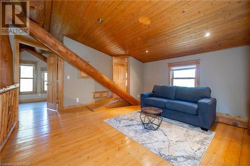 1182 Dorcas Bay Road, Tobermory, ON - Indoor Photo Showing Living Room