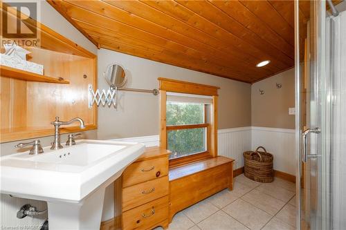 1182 Dorcas Bay Road, Tobermory, ON - Indoor Photo Showing Bathroom