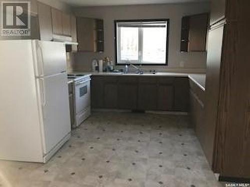 302 Perkins Street, Estevan, SK - Indoor Photo Showing Kitchen