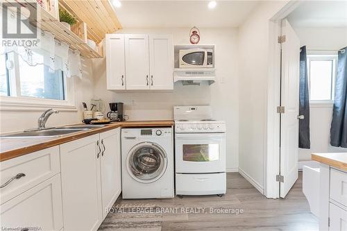 9296 Beachwood Rd, Collingwood, ON - Indoor Photo Showing Laundry Room