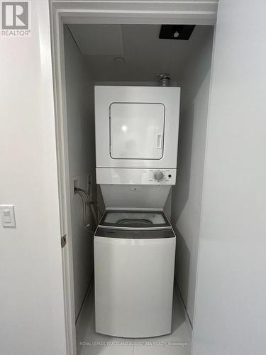 422 - 121 St Patrick Street, Toronto, ON - Indoor Photo Showing Laundry Room