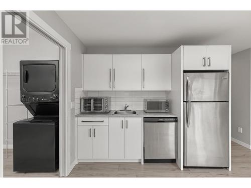 140 Mills Road Unit# 3, Rutland, BC - Indoor Photo Showing Kitchen With Stainless Steel Kitchen