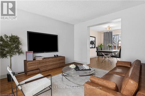 #2 -275 Pelham Rd, St. Catharines, ON - Indoor Photo Showing Living Room